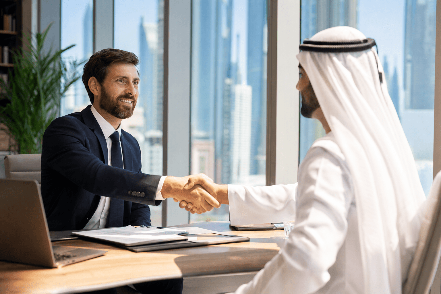 Geschäftliches Meeting mit Unterlagen am Tisch in Dubai